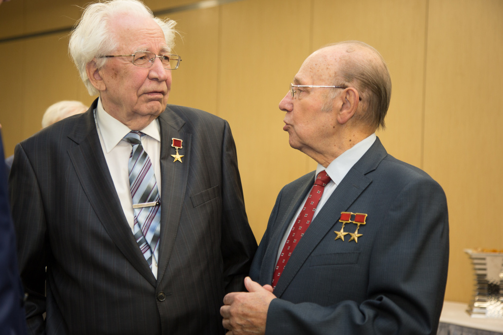 С Генрихом Новожиловым, главным конструктором КБ Ильюшина.jpg