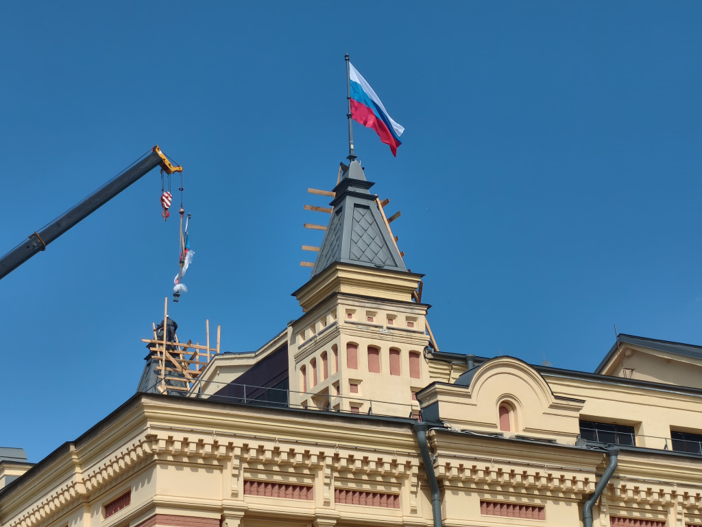 Установка флагов на Главном ярмарочном доме.jpg