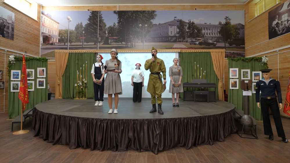 Патриотический квиз_80 лет гордости_на сцене команда_внутри текста.png
