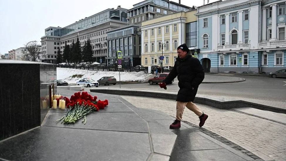 Нижегородцы несут цветы, игрушки и зажигают свечи в память о погибших в «Крокусе»